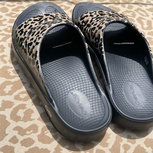 Oofos Recovery Slide w8 cheetah